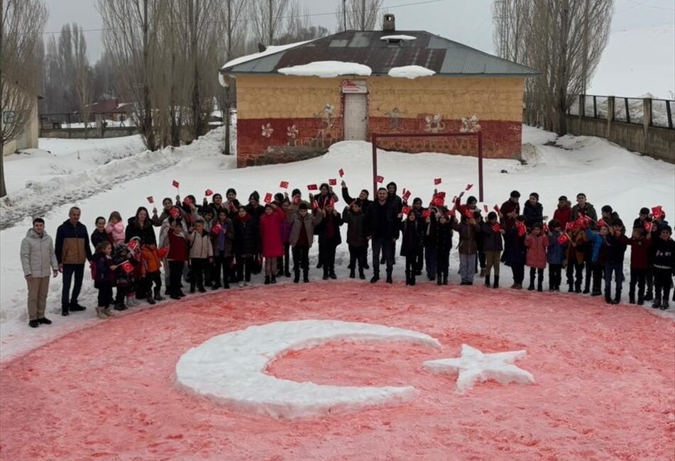 AĞRI (AA) – Ağrı’nın Taşlıçay ilçesindeki köy okulunda öğrenciler, boyalarla