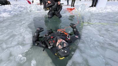 - İskenderun Teknik Üniversitesi akademisyen ve öğrencileri, Çıldır Gölü'nde buz