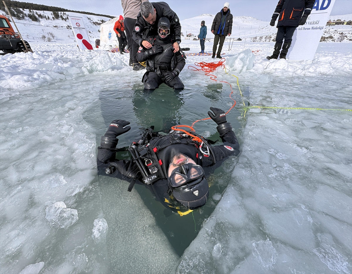 - İskenderun Teknik Üniversitesi akademisyen ve öğrencileri, Çıldır Gölü'nde buz