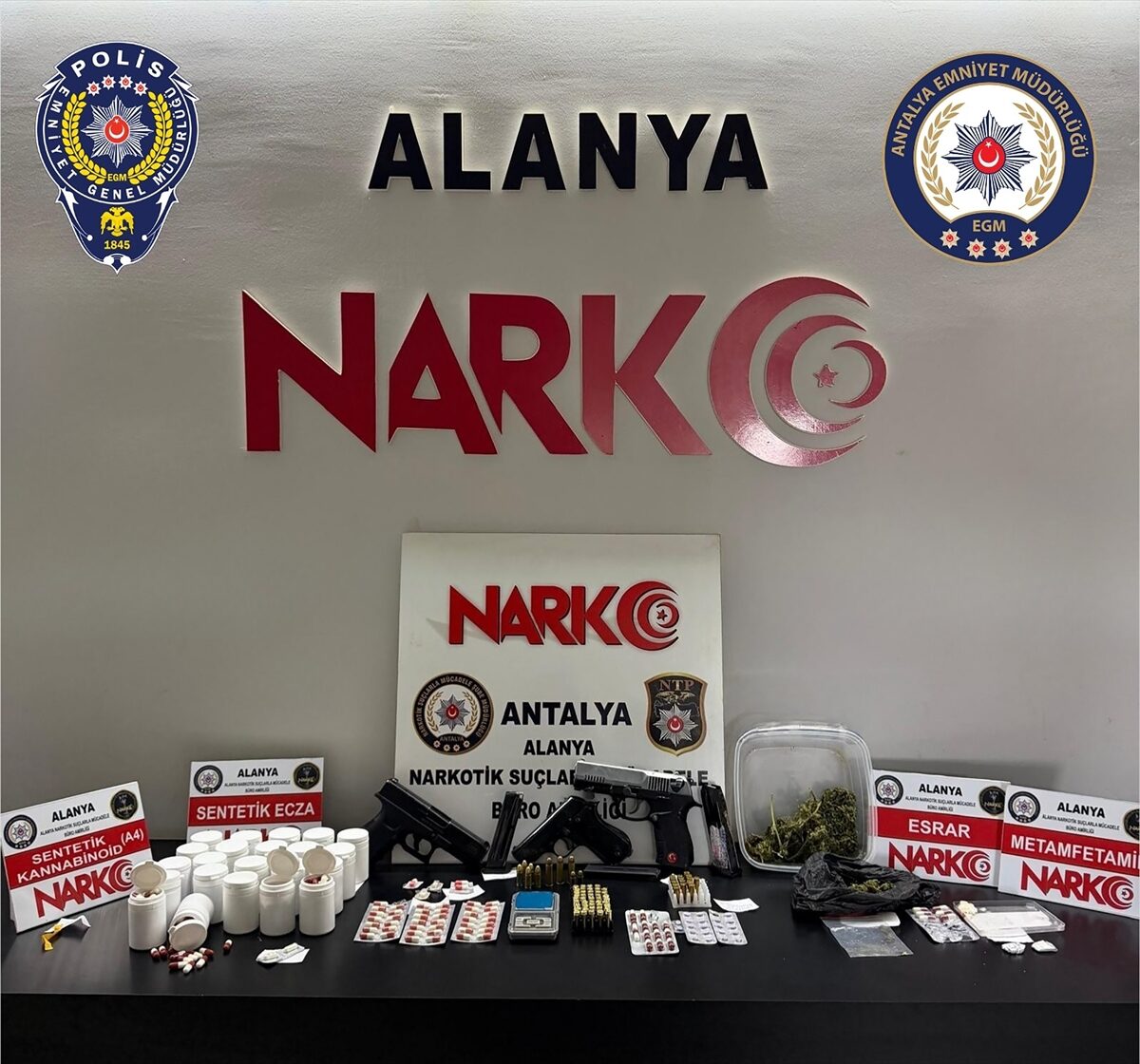 ANTALYA (AA) – Antalya'nın Alanya ilçesinde 45 adrese düzenlenen uyuşturucu