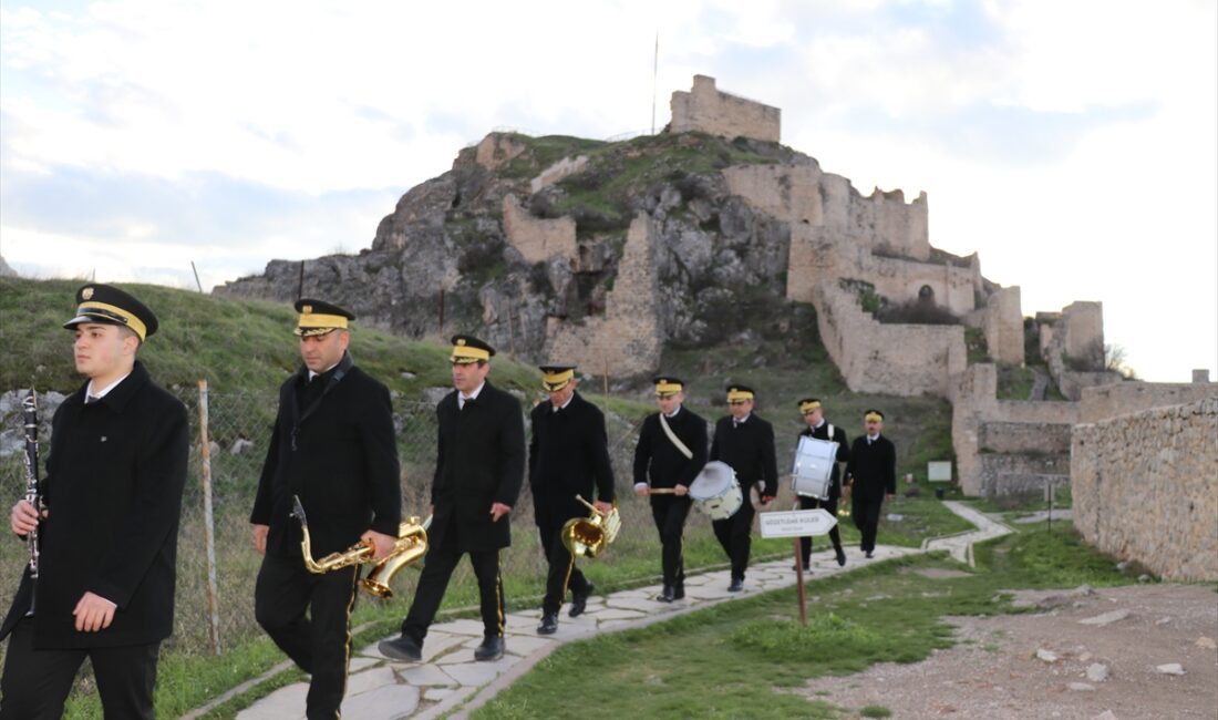 AMASYA (AA) – Amasya'da iftar saatlerinde tarihi Harşena Kalesi'ne çıkarak