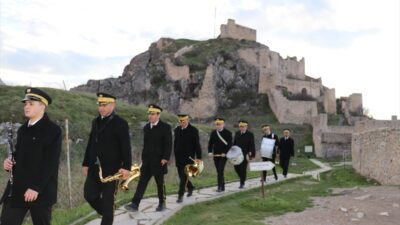 AMASYA (AA) – Amasya'da iftar saatlerinde tarihi Harşena Kalesi'ne çıkarak