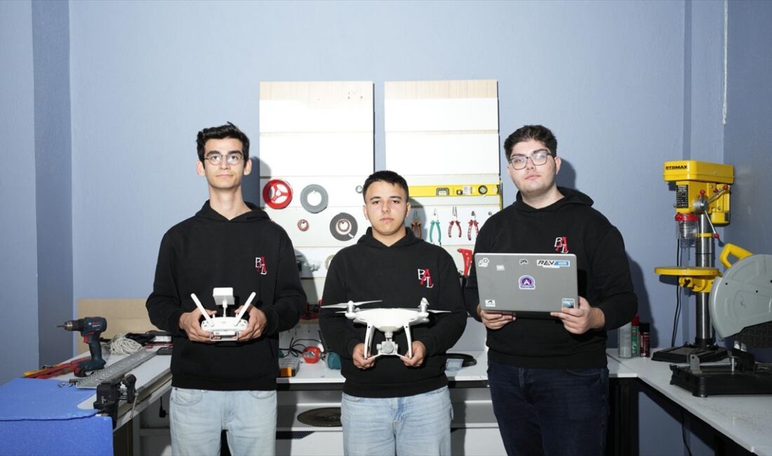 - Bodrum Anadolu Lisesi'nden geçen yıl mezun olan 3 gencin