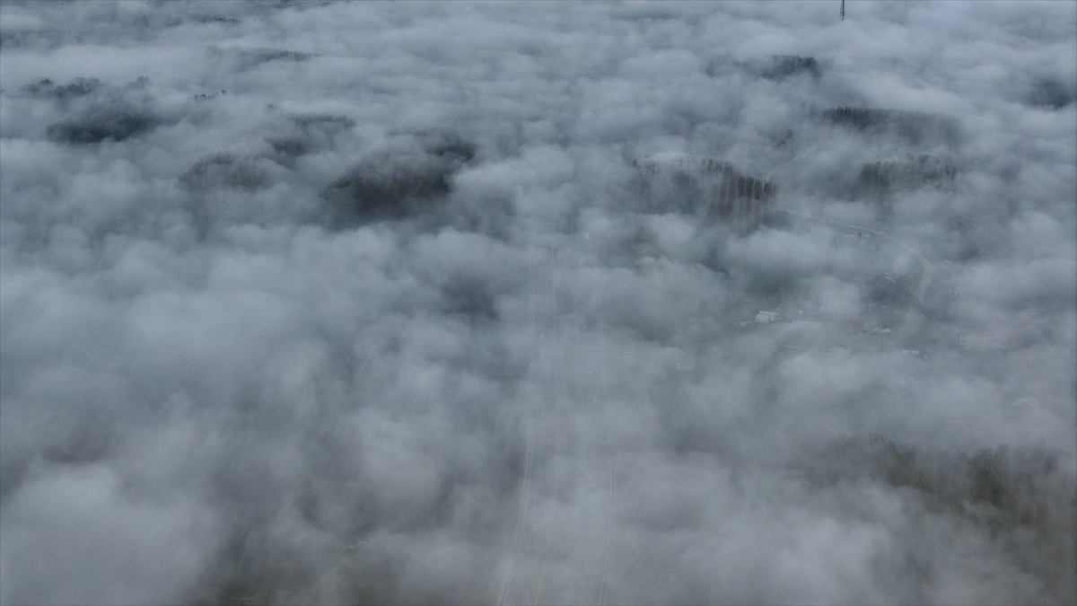 DÜZCE (AA) – Anadolu Otoyolu'nun Düzce kesiminde sis etkisini gösterdi.