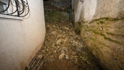 ANKARA (AA) – Ankara'nın Mamak ilçesindeki bir gecekondunun istinat duvarında