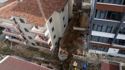 ANKARA (AA) – Ankara'nın Gölbaşı ilçesinde istinat duvarı çöken 4