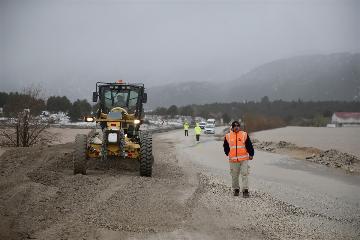 MUĞLA (AA) – Antalya-Fethiye kara yolunda su baskını nedeniyle ulaşım