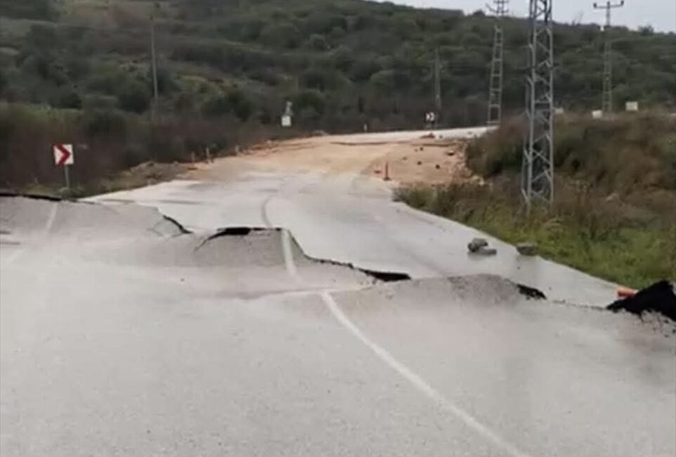 ANTALYA (AA) – Antalya'nın Kumluca ilçesinde heyelan meydana geldiği bildirildi.