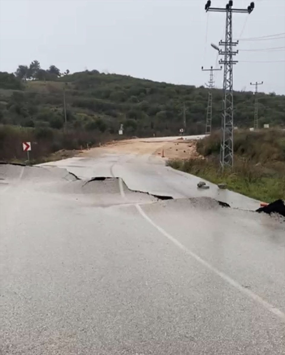 ANTALYA (AA) – Antalya'nın Kumluca ilçesinde heyelan meydana geldiği bildirildi.