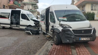 ANTALYA (AA) – Antalya'nın Manavgat ilçesinde okul servislerinin çarpışması sonucu