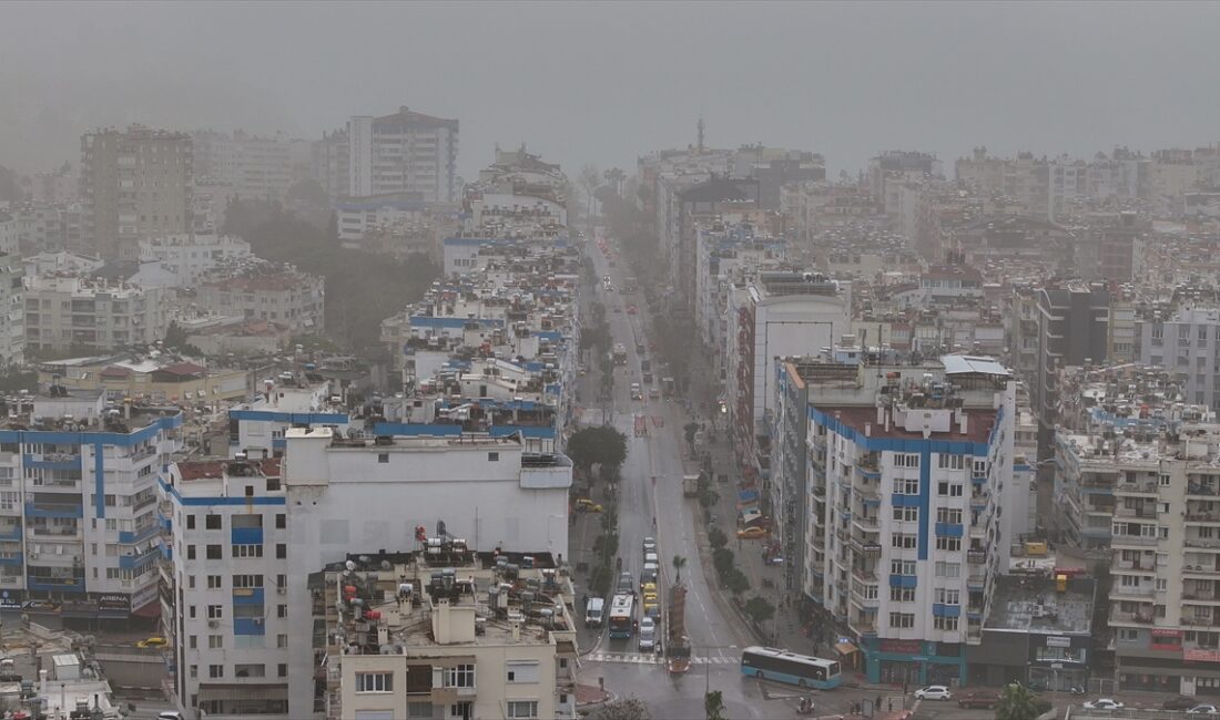 ANTALYA (AA) – Antalya'da sabah saatlerinden itibaren etkili olan toz