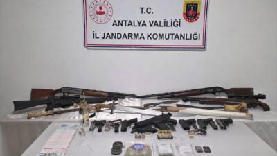 ANTALYA (AA) – Antalya'da bir eve düzenlenen operasyonda uyuşturucunun yanı