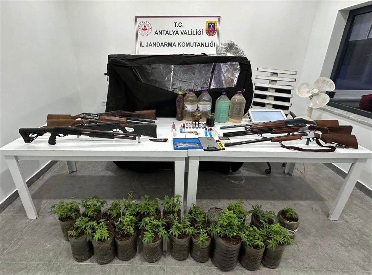 ANTALYA (AA) – Antalya'nın Alanya ilçesinde düzenlenen uyuşturucu ve ruhsatsız