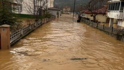 ANTALYA (AA) – Antalya'nın Akseki ilçesinde sağanak hayatı olumsuz etkiledi.