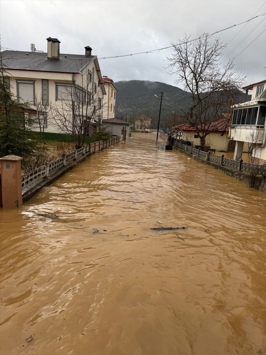 ANTALYA (AA) – Antalya'nın Akseki ilçesinde sağanak hayatı olumsuz etkiledi.