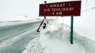 ARDAHAN (AA) – Ardahan-Şavşat kara yoluna düşen çığ, karayolları ekiplerince