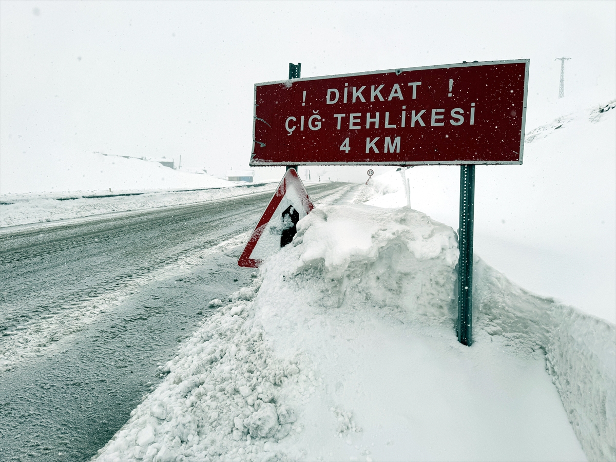 ARDAHAN (AA) – Ardahan-Şavşat kara yoluna düşen çığ, karayolları ekiplerince