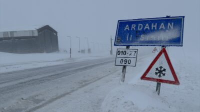 ARDAHAN (AA) – Ardahan'da kar ve yoğun tipi, ulaşımda aksamalara