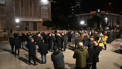 TİRAN (AA) – Arnavutluk'ta birkaç aydır süren ve ana muhalefet