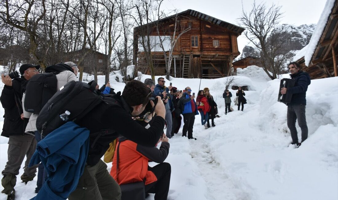 ARTVİN (AA) – Artvin'in Şavşat ilçesinde, Karçal Dağları eteklerinde yer