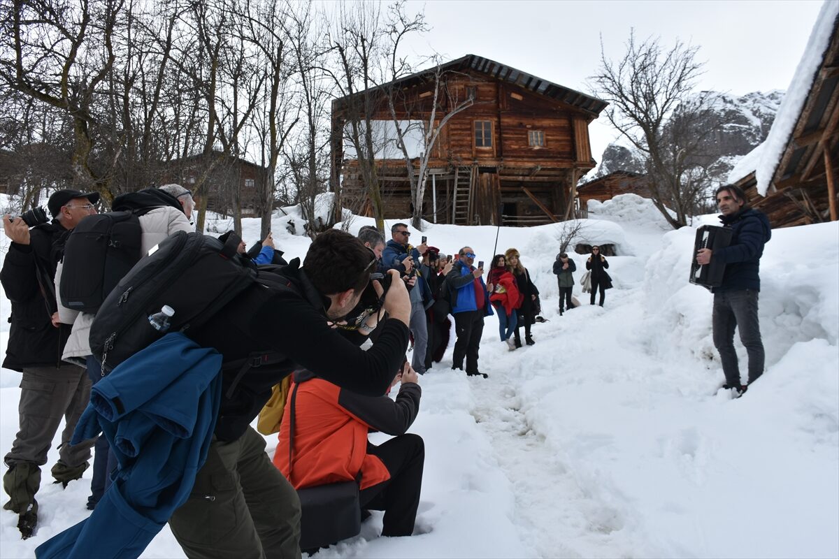ARTVİN (AA) – Artvin'in Şavşat ilçesinde, Karçal Dağları eteklerinde yer