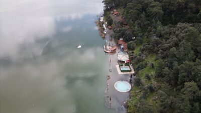 - Göl kenarındaki yürüyüş yolu, bazı işletmelerin sandalyeleri ve Roma