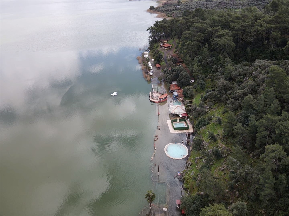 - Göl kenarındaki yürüyüş yolu, bazı işletmelerin sandalyeleri ve Roma