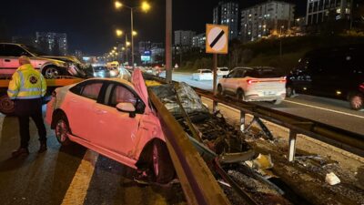İSTANBUL (AA) – İstanbul'un Ataşehir ilçesinde iki otomobilin çarpışması sonucu