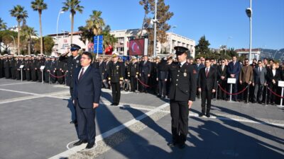 - Türk bayrağı ve Atatürk posterleriyle donatılmış yelkenli yatlar ile