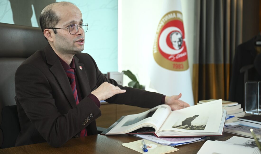 - Atatürk Araştırma Merkezi "Fotoğraflarla Atatürk Bir Ömür, Bir Cumhuriyet"