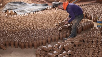 - Nevşehir'in el sanatlarıyla ünlü ilçesi Avanos'ta yıllardır geçimlerini çamura