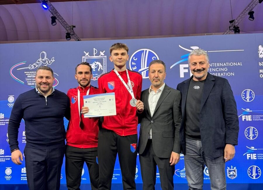 - Candeniz Berrak, erkekler kılıç kategorisinde gümüş madalya aldı