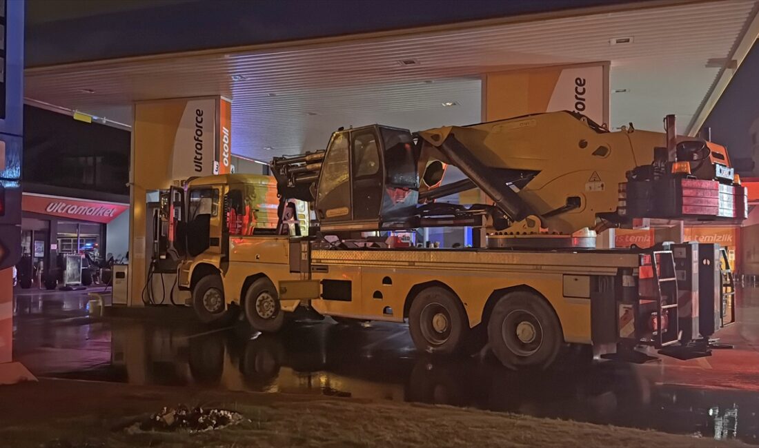 AYDIN (AA) – Aydın'ın Efeler ilçesinde vincin akaryakıt istasyonuna girmesi