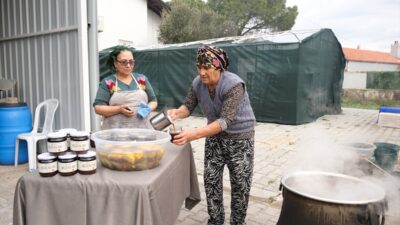 - Ayvalık Üretim ve Pazarlama Kooperatifinde kadınların ürettiği kozalak şurubu,