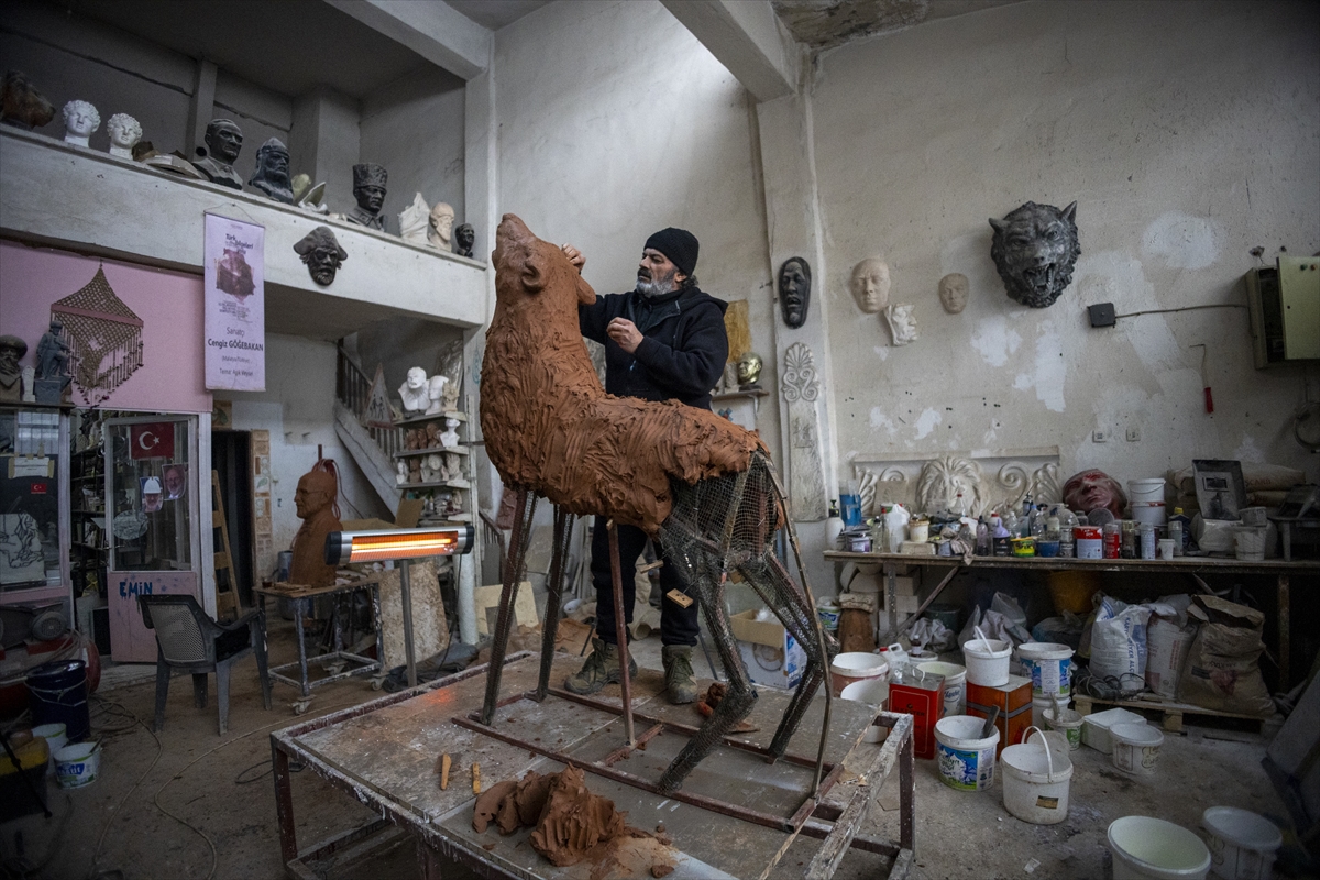 MALATYA (AA) – Malatya'da, babasının çizdiği resimlerden etkilenerek sanata yönelen