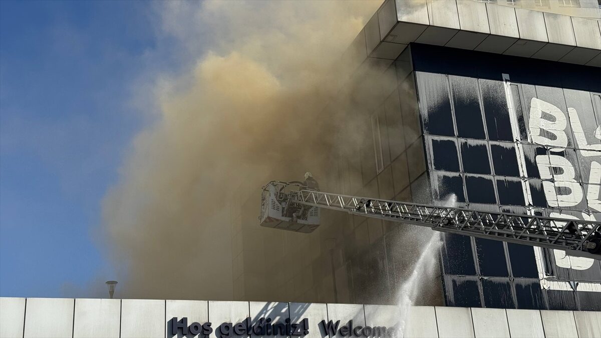 İSTANBUL (AA) – Bağcılar'da 2 katlı binada çıkan yangın, itfaiye