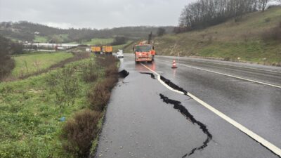 BALIKESİR (AA) – Balıkesir'de etkili olan sağanak nedeniyle Balıkesir-Savaştepe kara