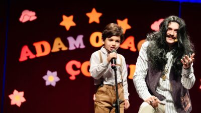 - Televizyon programındaki "Adam Olacak Çocuk" bölümüne benzer şekilde sahneye