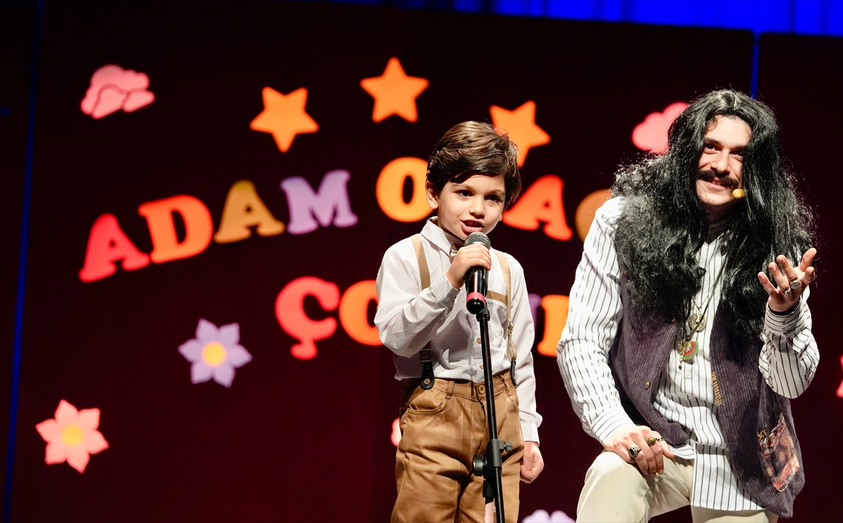 - Televizyon programındaki "Adam Olacak Çocuk" bölümüne benzer şekilde sahneye
