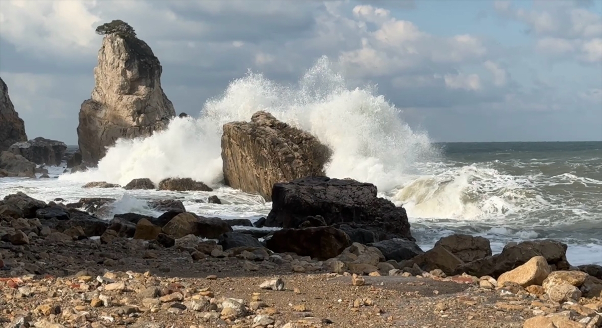 BARTIN (AA) – Bartın'ın Amasra ilçesinde şiddetli rüzgar nedeniyle denizde
