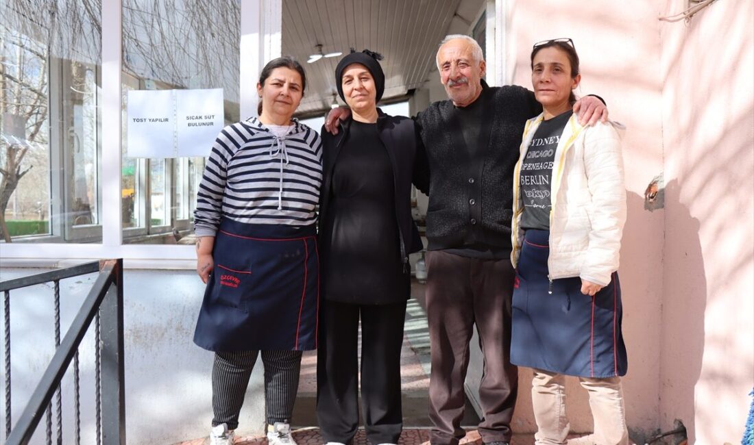 - Erzincan'da 3 kız kardeş, Mollaköy beldesinde çay ocağı işletiyor
-