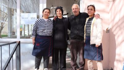 - Erzincan'da 3 kız kardeş, Mollaköy beldesinde çay ocağı işletiyor
-