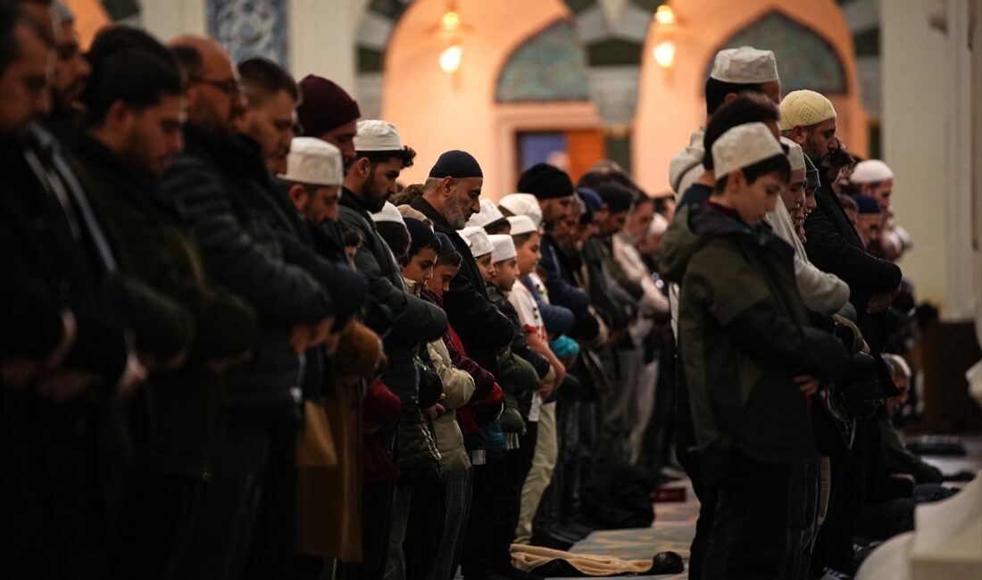 - Büyük Çamlıca Camisi'nde, İstanbul Valisi Davut Gül'ün de katıldığı