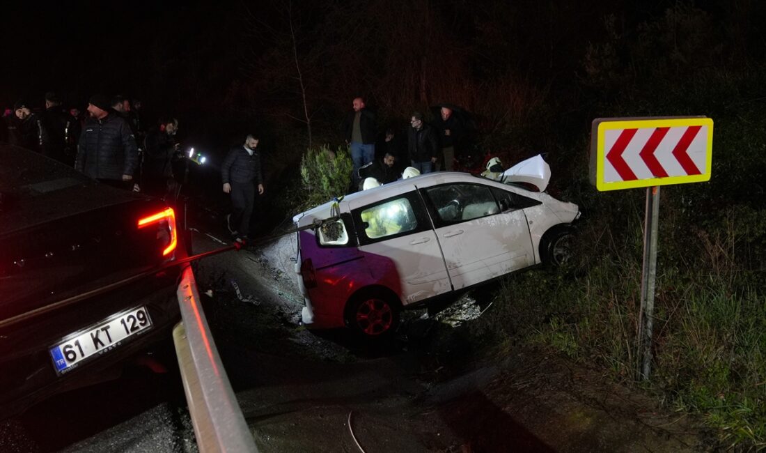 İSTANBUL (AA) – Beykoz'da otomobil ile hafif ticari aracın çarpışması