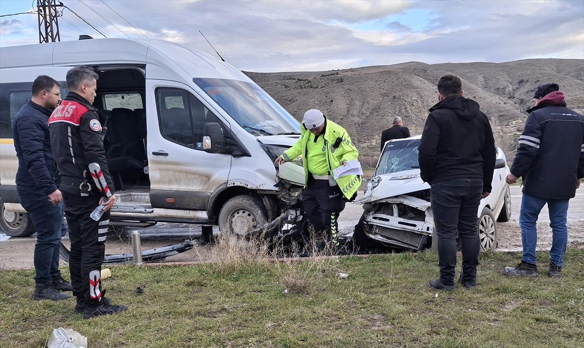 - Kaza anı, akaryakıt istasyonunun güvenlik kamerasına yansıdı