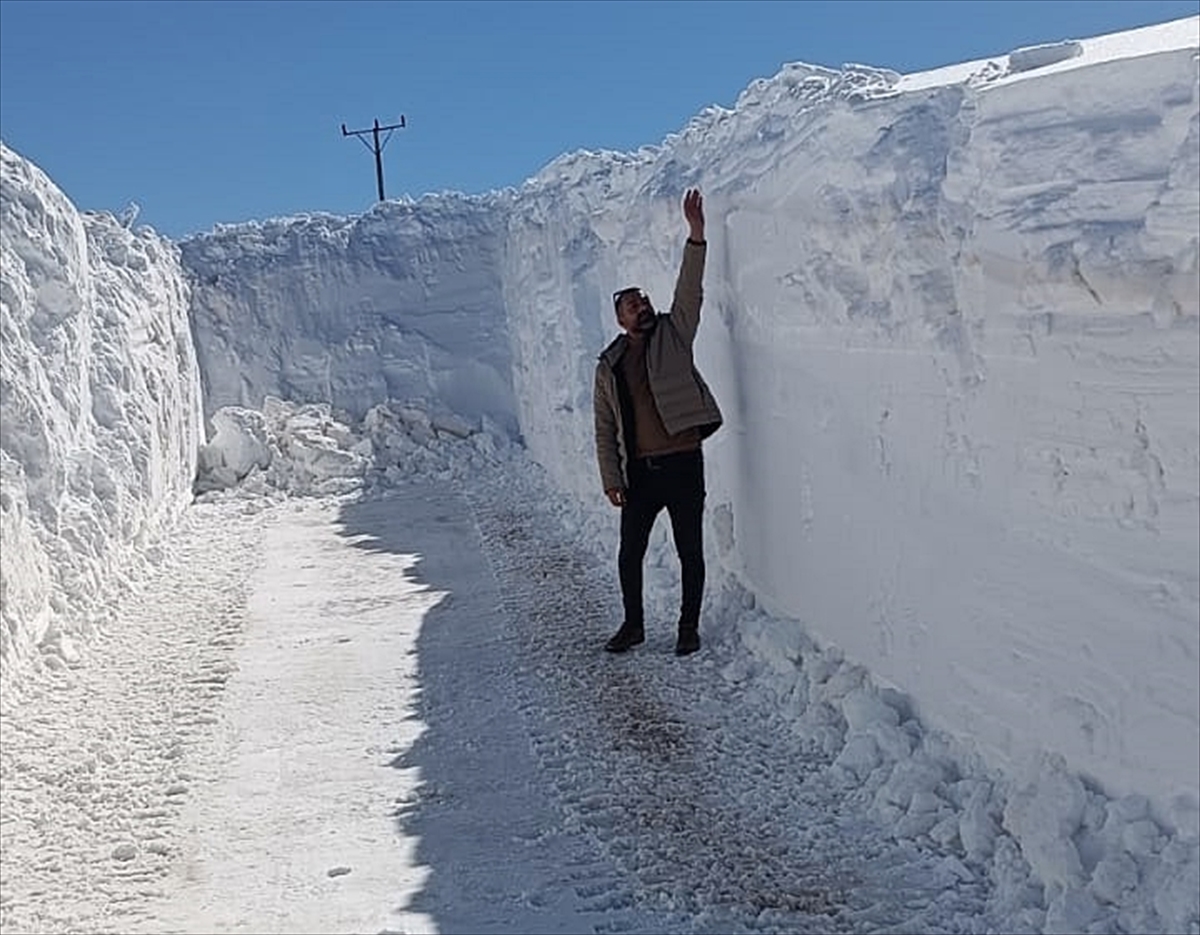 BİNGÖL (AA) – Bingöl'ün Karlıova ilçesinde kardan kapanan mezra yolu