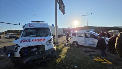 BİNGÖL (AA) – Bingöl'de ambulans ile hafif ticari aracın çarpıştığı