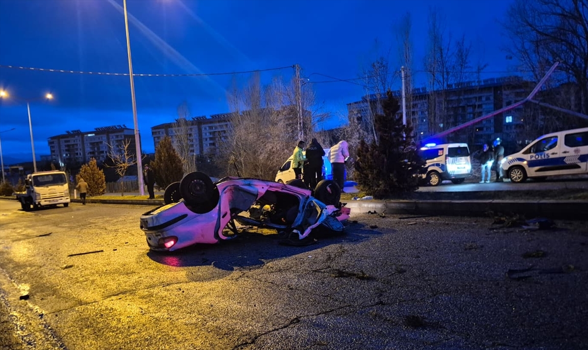 BİNGÖL (AA) – Bingöl'de refüje çarptıktan sonra takla atarak devrilen