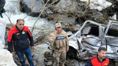 BİTLİS (AA) – Bitlis'in Güroymak ilçesinde hafif ticari aracın dereye