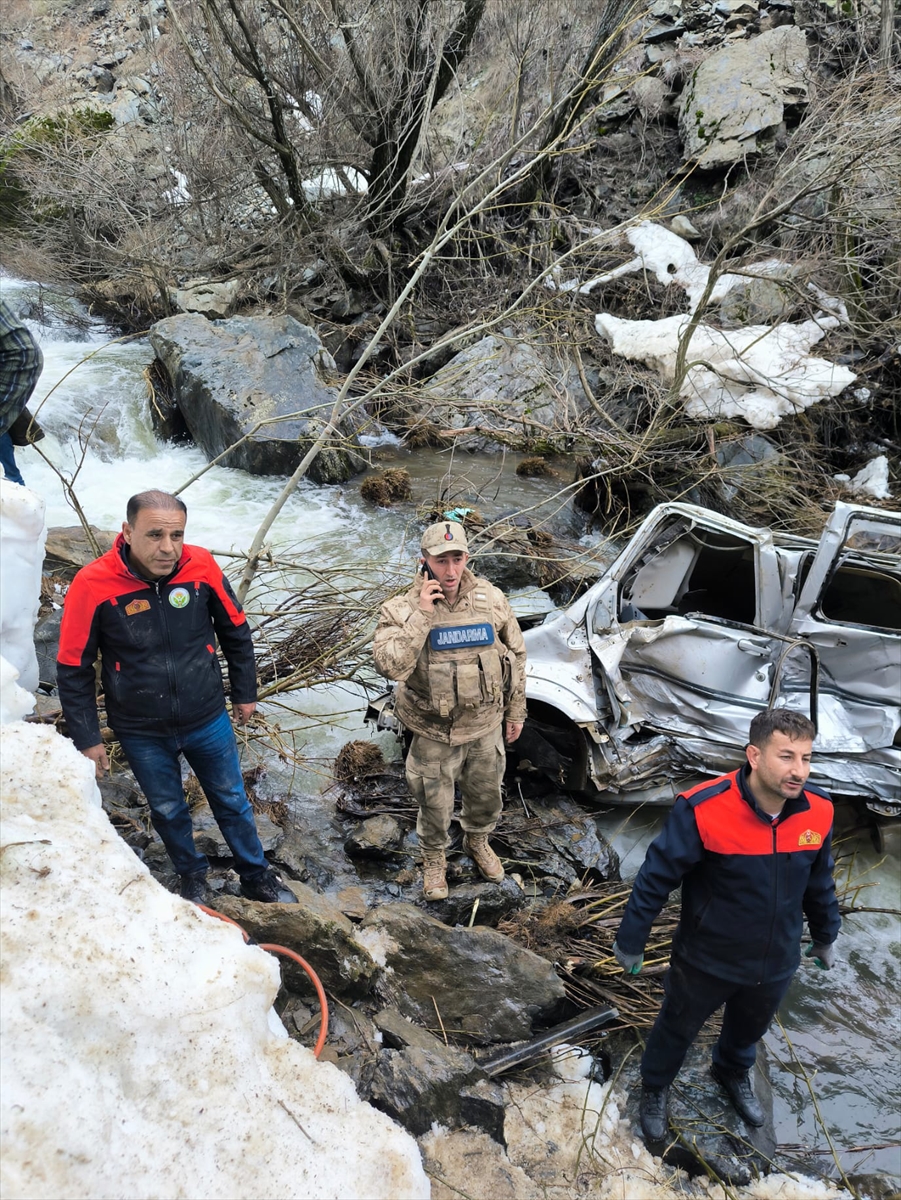 BİTLİS (AA) – Bitlis'in Güroymak ilçesinde hafif ticari aracın dereye